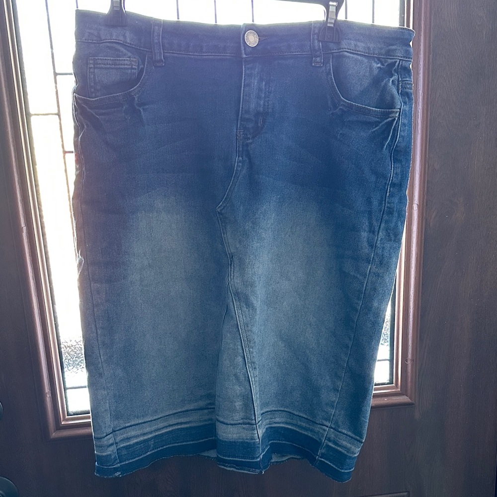 Be girl Jean skirt. With zipper and button
Size L
Length 25in